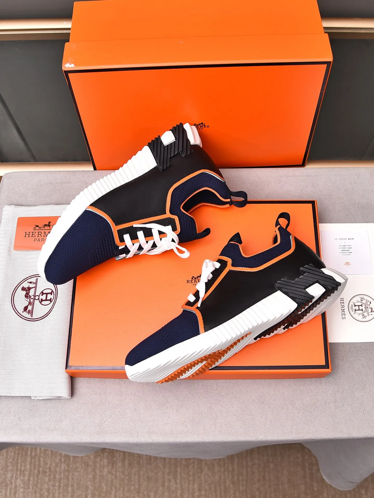 Factory price PP600 [Hermes] fe new arrival~ New Bouncing sneakers are the most comfortable shoes from Hermès, no one else⃣️. They are very light on the feet and look great. You won’t feel tired even when you go shopping and running around. 👍 Very light and comfortable, very light, suitable for both sports and leisure, and feel great when you step on them! It’s up to you to choose, there’s always what you want~ ✔️Fabric: Imported first-layer cowhide + high-elastic fly weave ✔️Inner lining: Imported water-dyed cow lining ✔️Outsole: Seamless combination of IP+TPU (multi-color letters) German technology irradiation machine ✔️Code number: Male 38-44 (45 customized)